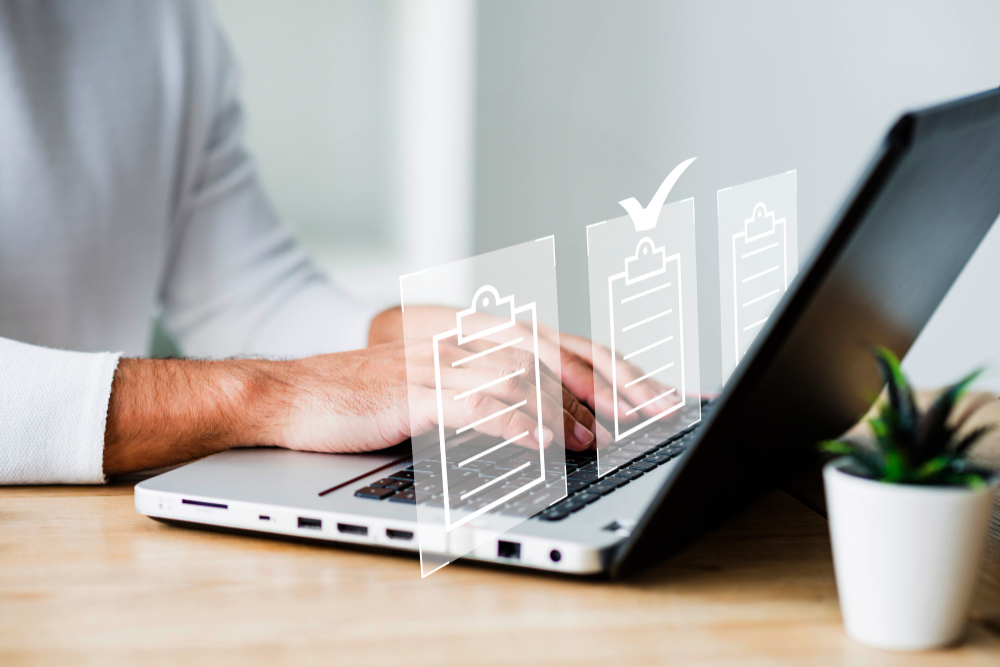 Gestión digital de normativas urbanísticas desde portátil, planificación técnica de proyectos inmobiliarios en Zaragoza.