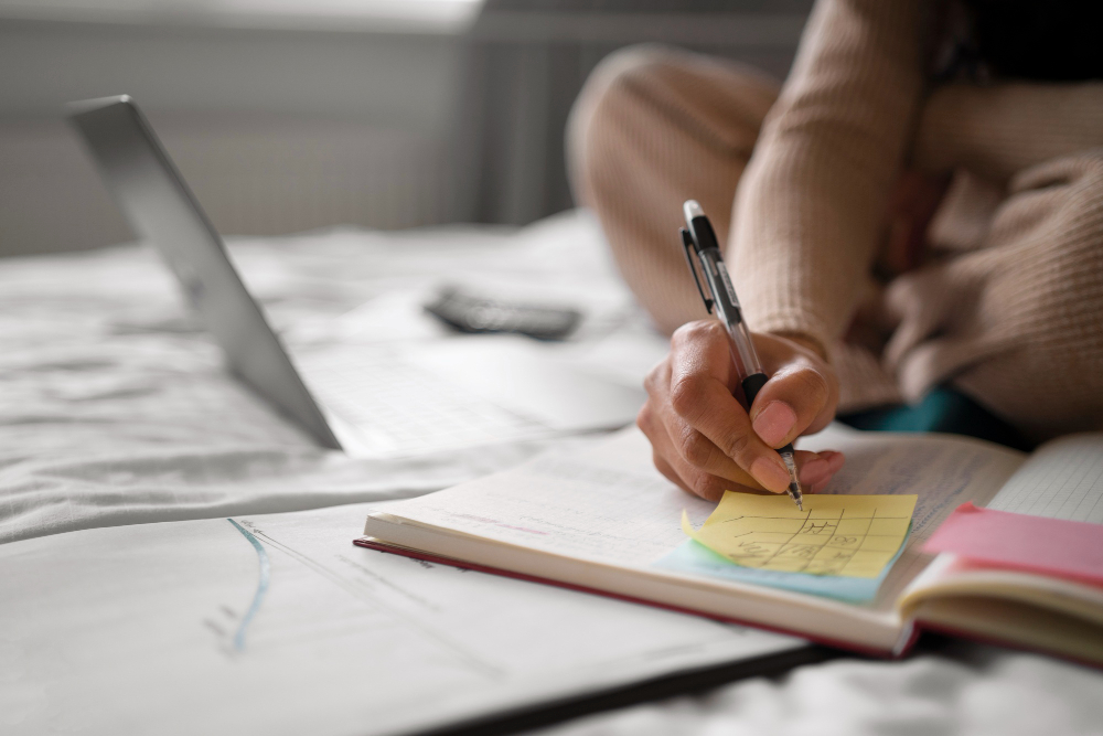 Persona organizando notas sobre urbanismo y planificación territorial desde casa, estudio de normativas inmobiliarias en Zaragoza.